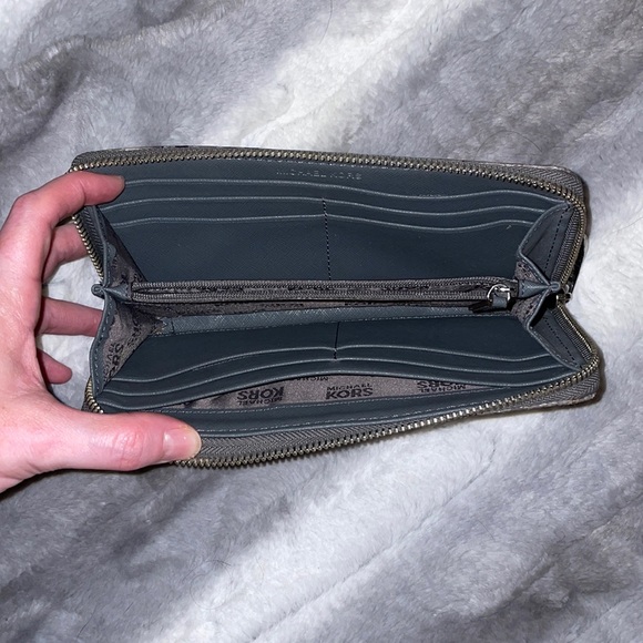 Michael Kors Wallet - Picture 2 of 4